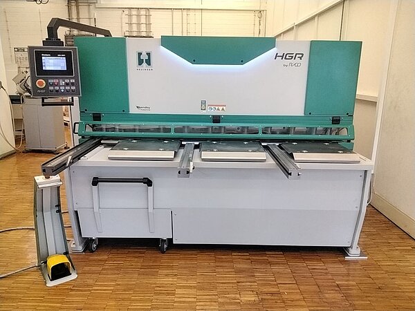 hydraulische Industrie-Tafelschere mit Rollenführung Hezinger-CutLine